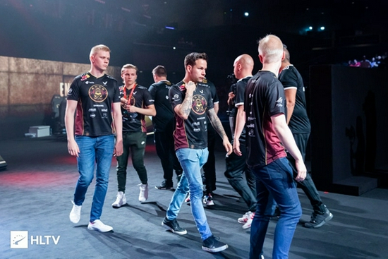 杭州亚运会电竞赛事中国队强势晋级 四川选手精彩亮相